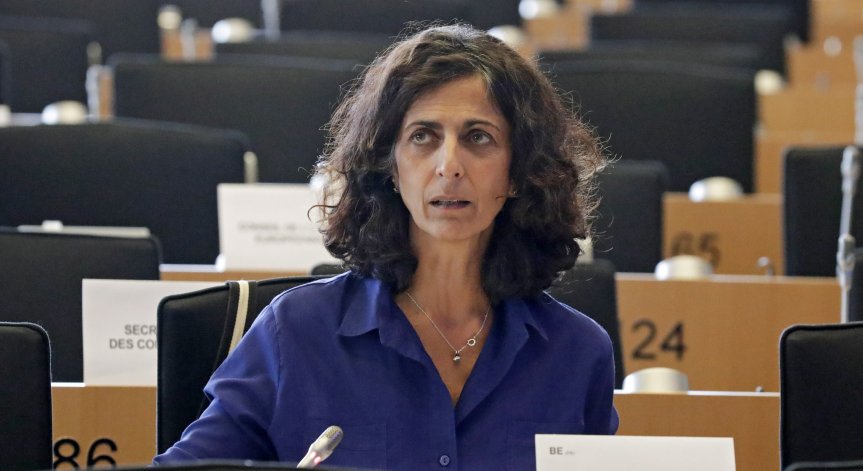 Евродепутатът Мари Арена не знае откъде са парите в имота на сина ѝ, отрече да е замесена в 