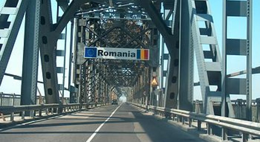 Лошото време в Румъния блокира движението по Дунав мост