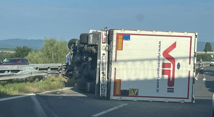 Затруднено движение: ТИР се обърна на Тракия