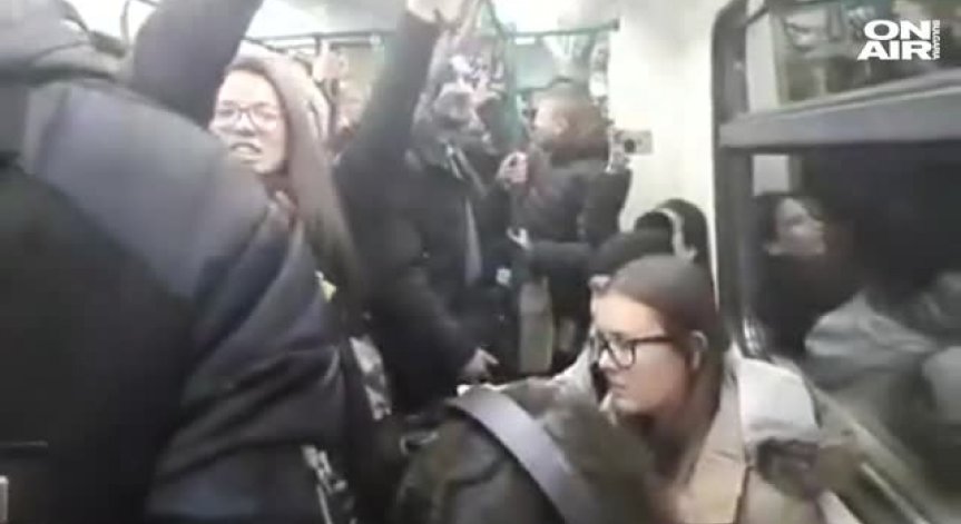 Цял вагон в столичното метро пя 