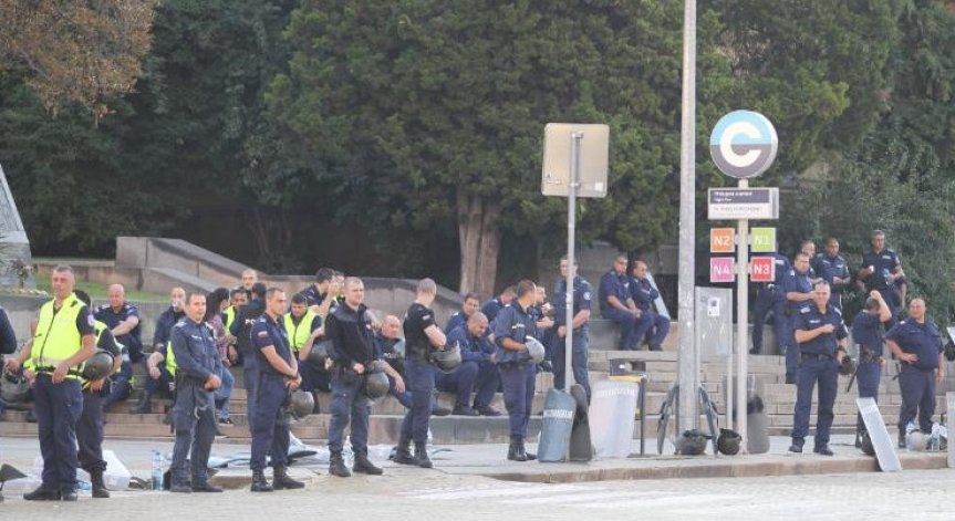 Проверяват полицейските униформи за забранени знаци