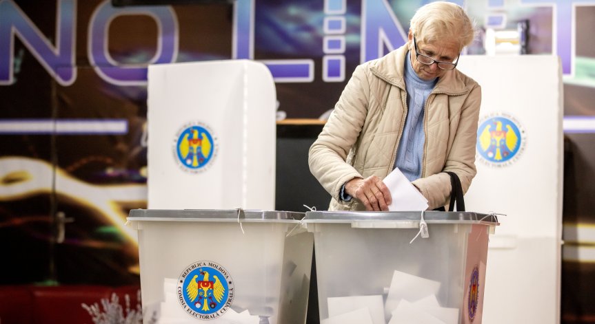 На проведените паралелно президентски избори досегашният държавен глава Мая Санду печели 42% от гласовете.