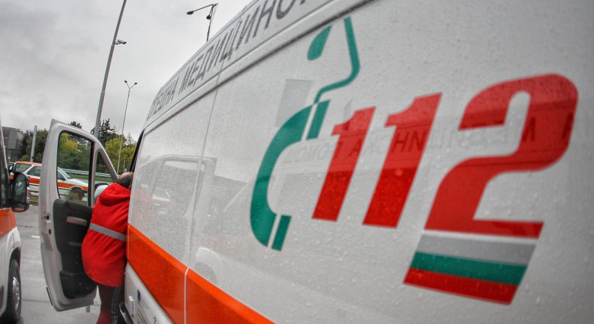 Майка и двете ѝ деца са в болница след катастрофа край Бургас