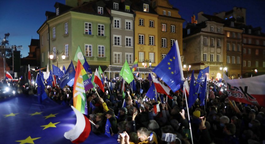 Настроенията в Полша са противоречиви: Ще тръгне ли страната към Polexit?