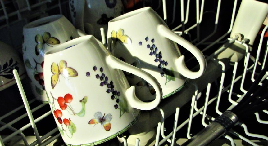 Кои съдове никога да не слагате в миялната машина?
