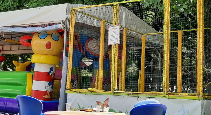 Потребител в HelpBook алармира за тютюнопушене до детски кът в Перник