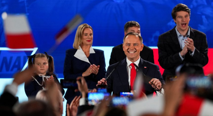 Навроцки събра 50,89% от гласовете на втория тур.