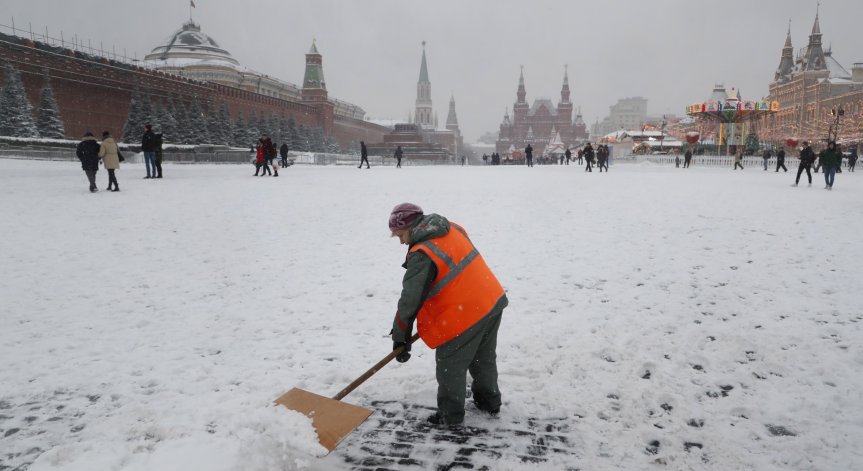 Москва е блокирана заради снеговалеж, отмениха полети
