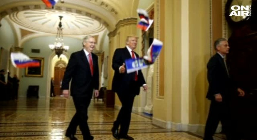 Демонстрант замери Тръмп с руски знамена