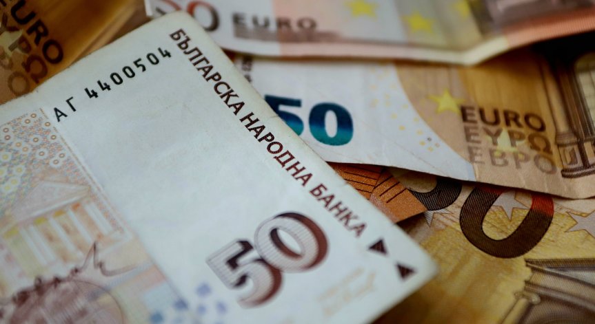 Шефът на БНБ в НС: Паралелното разплащане в лева и евро ще създаде проблеми