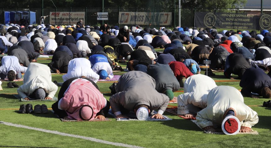 Мюсюлманите честват Рамазан Байрам, по-малките искат прошка от по-възрастните