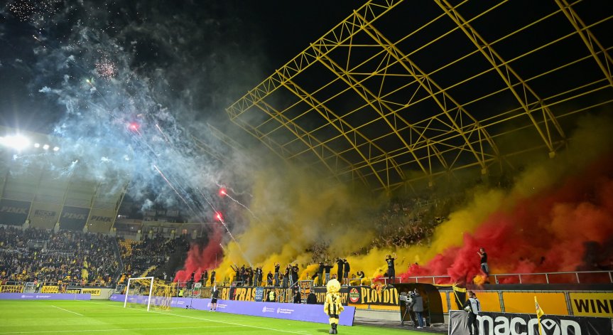 Меле между фенове на 