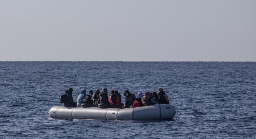 Гръцката брегова охрана посочи, че е спасила петима мигранти досега.