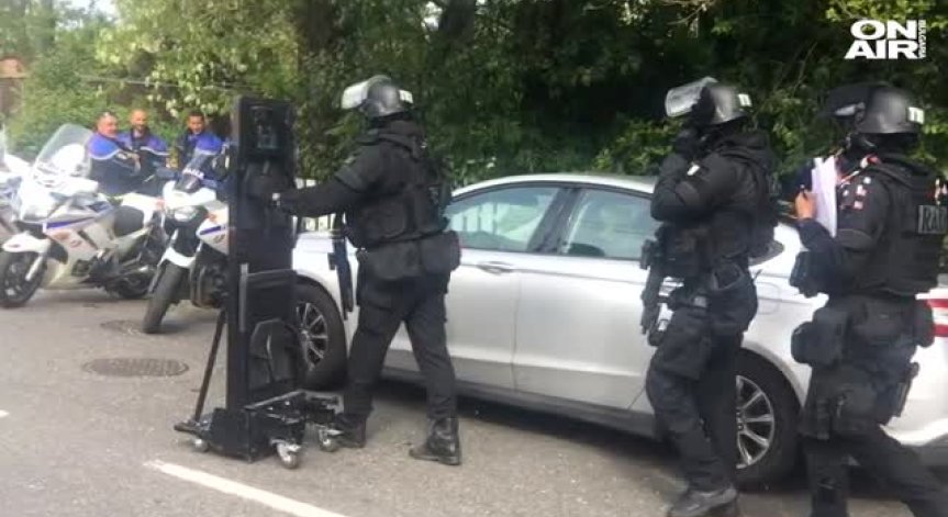Въоръжен тийнейджър държи заложници в заведение във Франция