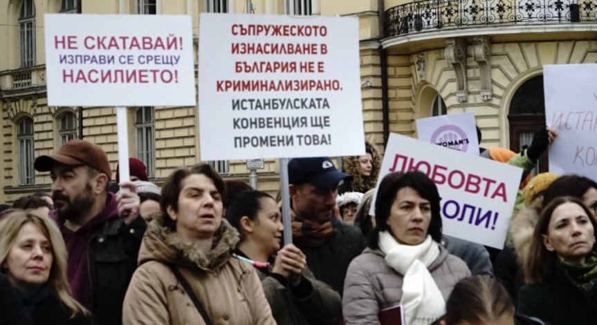 Над 100 души на протест в защита на Истанбулската конвенция