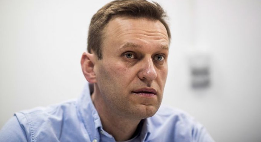 Навални е изведен от изкуствена кома, подобрява се