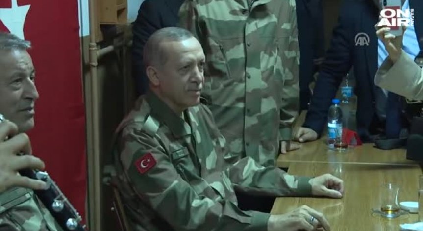 С военна униформа и песен на уста: Ердоган празнува победата в Африн