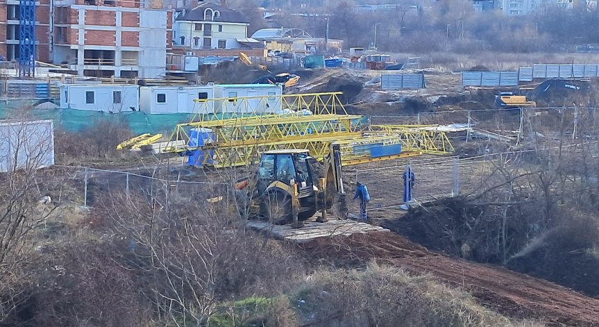 Нов строеж в София: Част от дерето е засипано и направено като път?