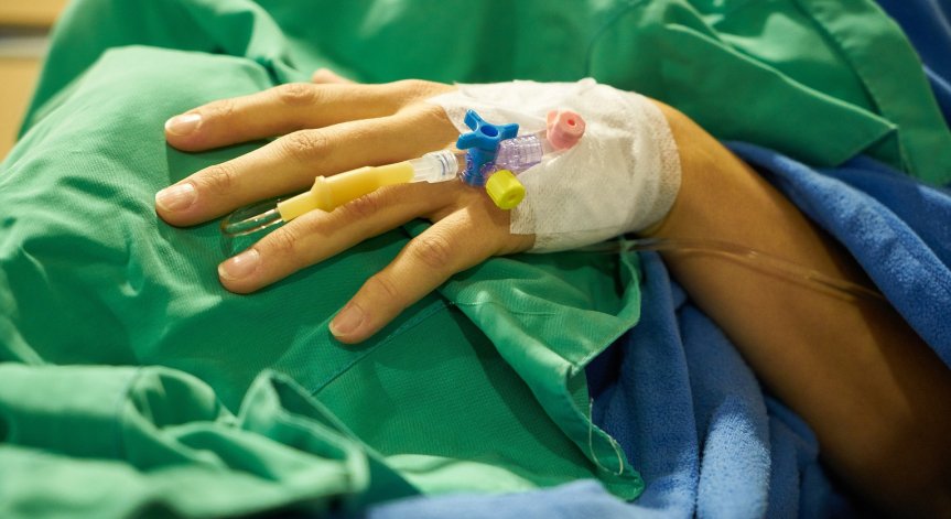 Пациентка падна от шестия етаж на УМБАЛ - Бургас, лекари се борят за живота ѝ