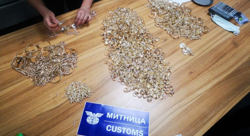 Митничари спипаха контрабандни златни накити за над 1 млн. лв.