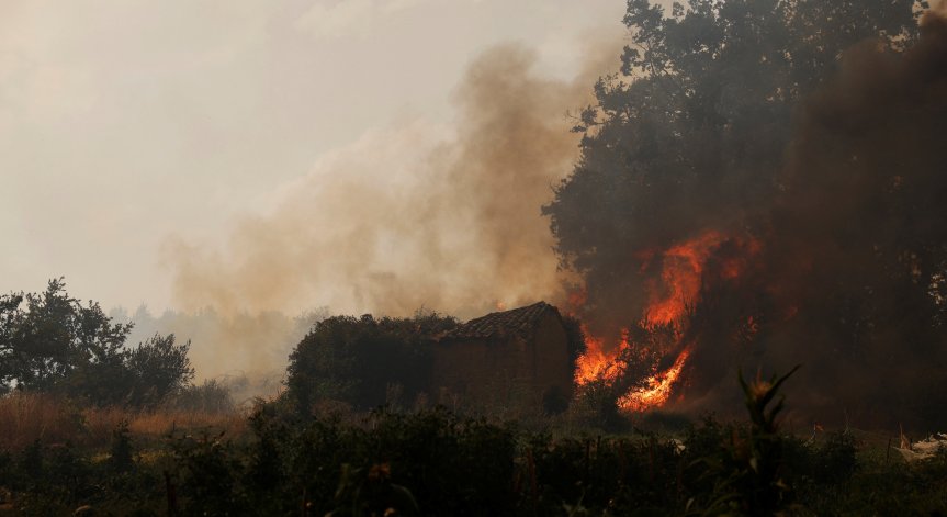 Стотици жители бяха евакуирани.
