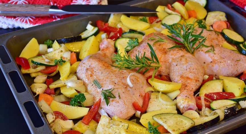 Лесна рецепта за печено пиле със зеленчуци по средиземноморски