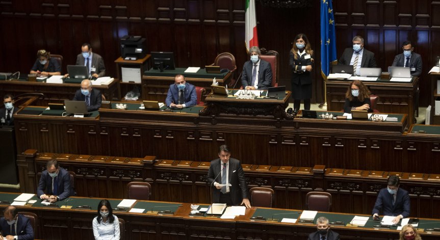 Скандално: Италиански политици взимали помощи за коронакризата