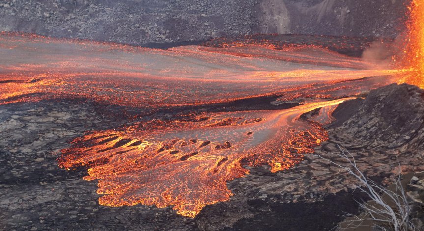 Според експерти изригването е причинено от процеси в долната магмена камера.