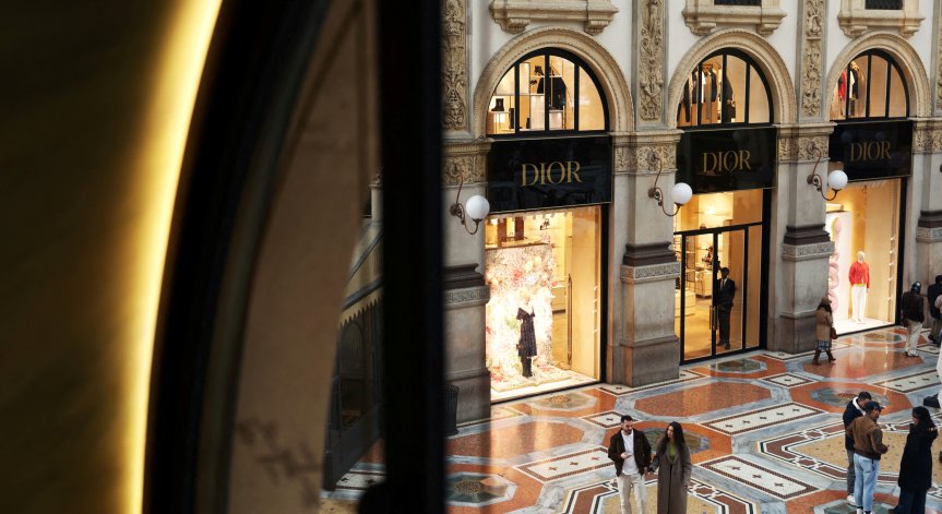 Всички луксозни марки са отворили едва 83 магазина миналата година.