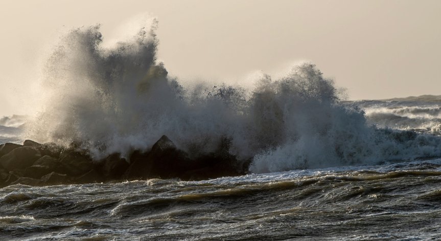 Чудовищни вълни и наводнения опустошават трети ден крайбрежните райони на Калифорния