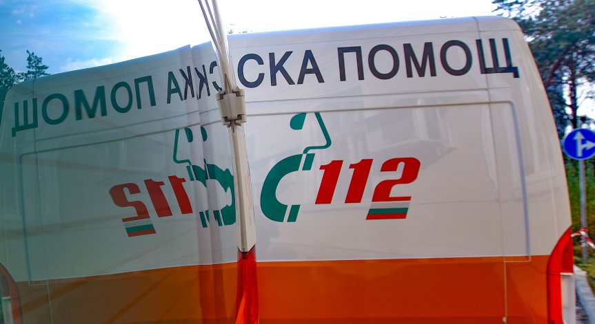 Пътнически автобус падна от мост в Сливенско, жена е леко пострадала