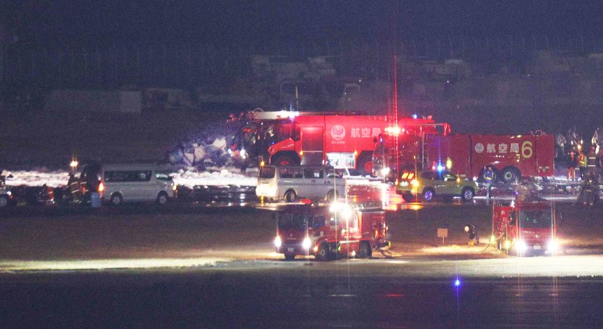 Отново катастрофа: Два пътнически самолета се сблъскаха на летище в Япония