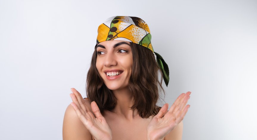 Малките копринени шалчета са най-добрият избор.