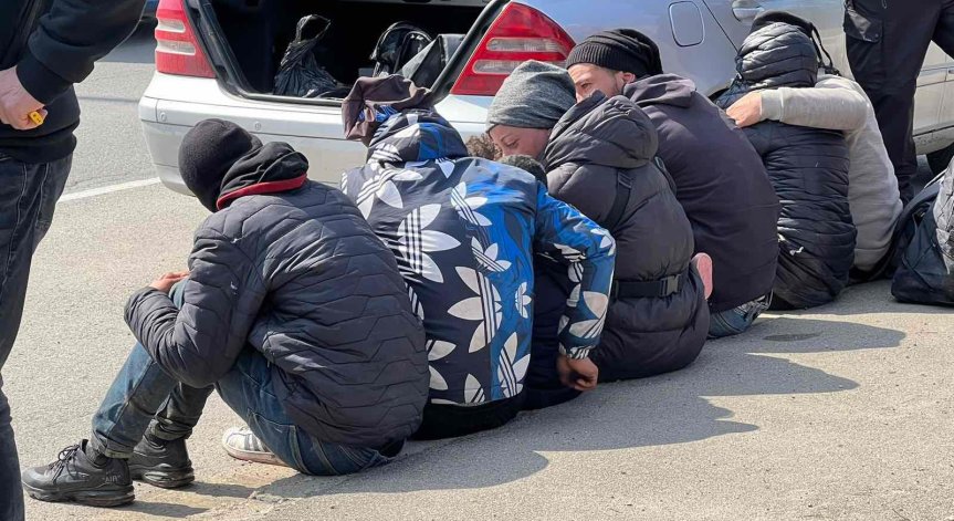 Обвиниха мъж, помогнал на 17 афганистанци да преминат нелегално през страната