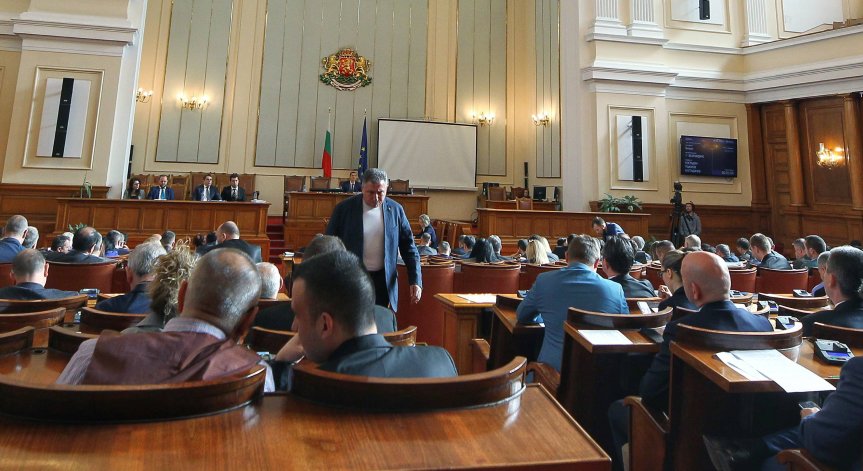 Депутатите решиха: До месец сменят членовете на КЗК