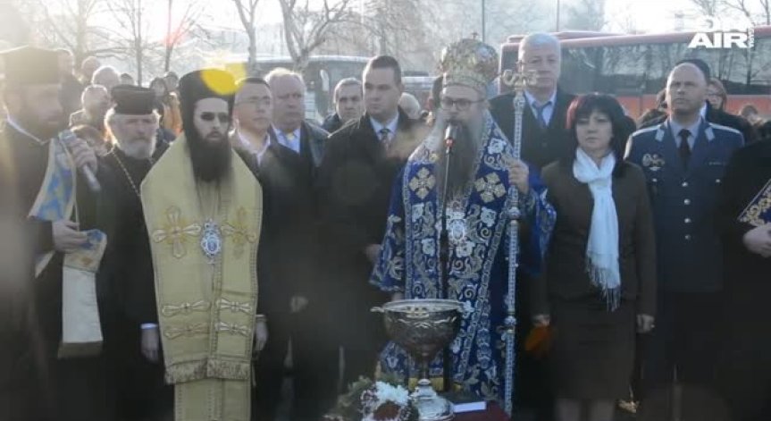 Все пак в Кърджали само един поп хвърли кръста