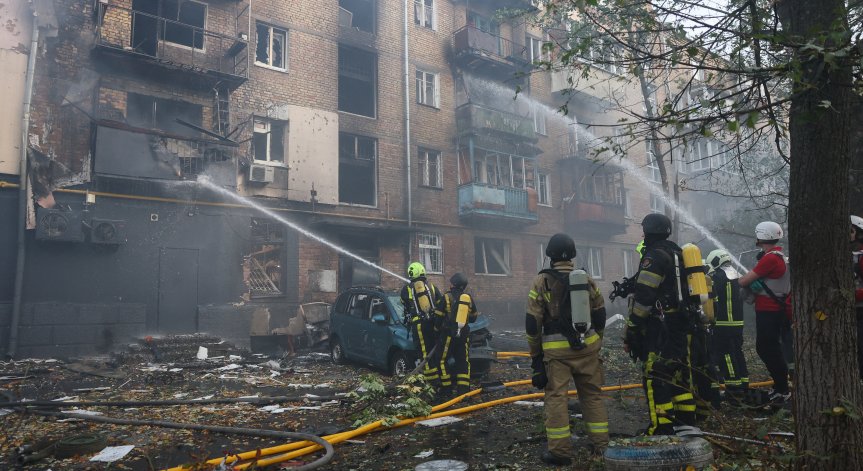 Руски дронове поразиха жилищни сгради в Киев, има десетки жертви