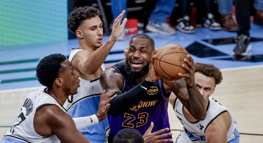 Джеймс полетя високо в първата четвърт.