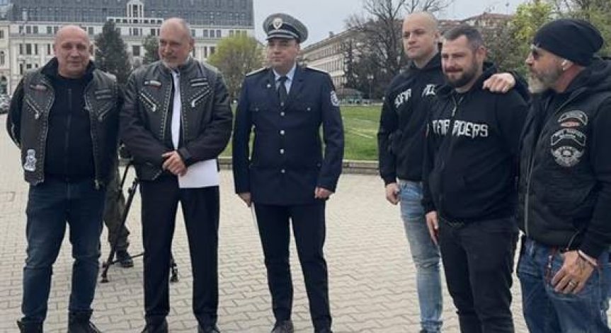 Полицията и мотористите с апел за безопасност.
