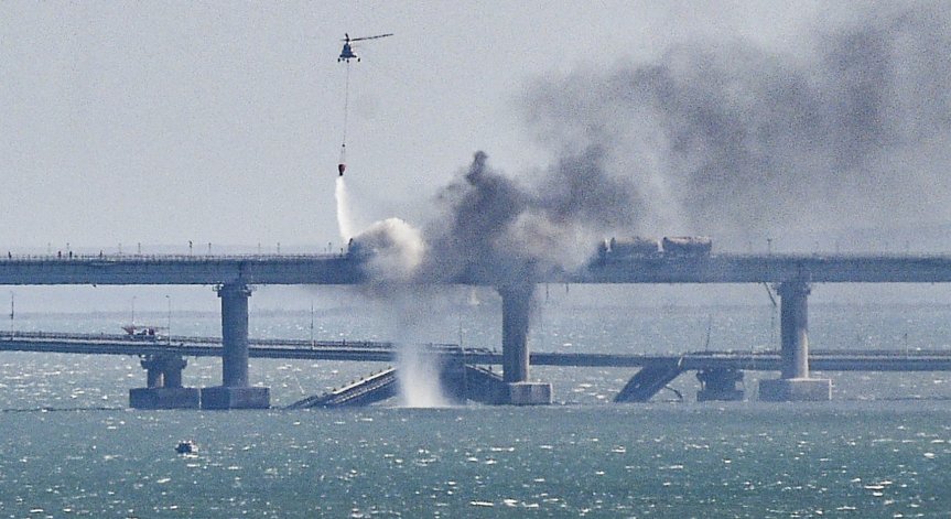 Затвориха Кримския мост, най-малко двама загинали след пропадане на съоръжението