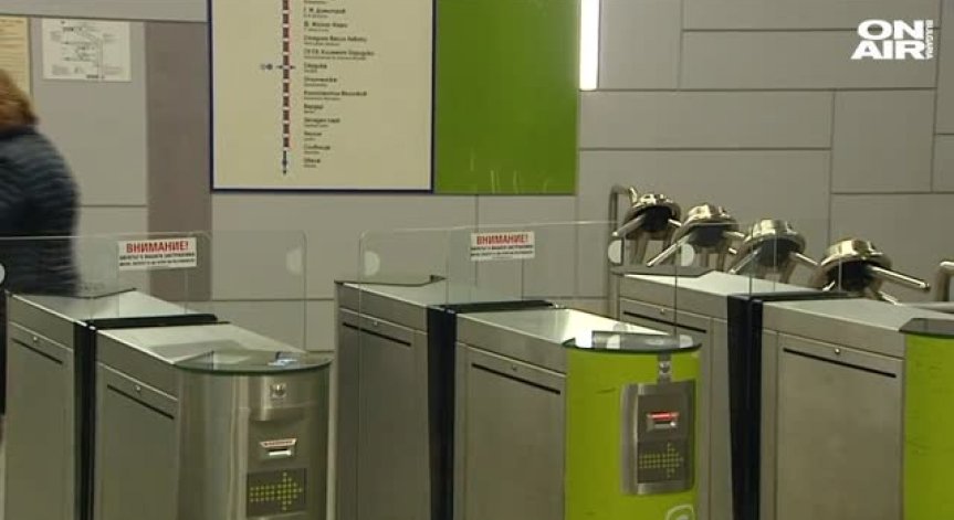 Край на опашките! Купуваме билета за метрото през смартфона