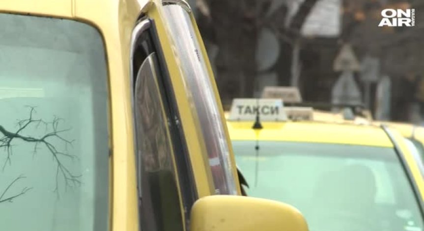 Задържаха трима младежи ограбили таксиджия в Бургас