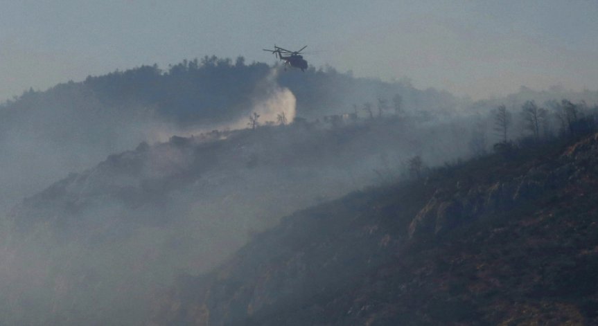 Овладяха част от пожарите в Гърция, огънят изпепели църква