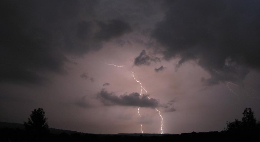 Силни бури връхлетяха Франция, един е загинал, а 15 са ранени