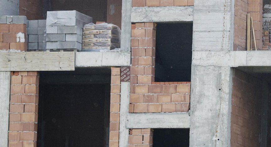 Роми се настанили в зарязан строителен обект в София, общината бездейства