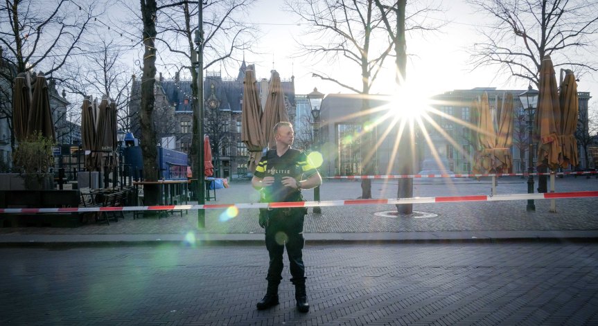 Евакуираха парламента в Нидерландия заради сигнал за бомба