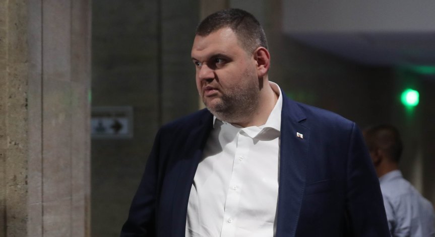 Пеевски с остра критика към Радев.