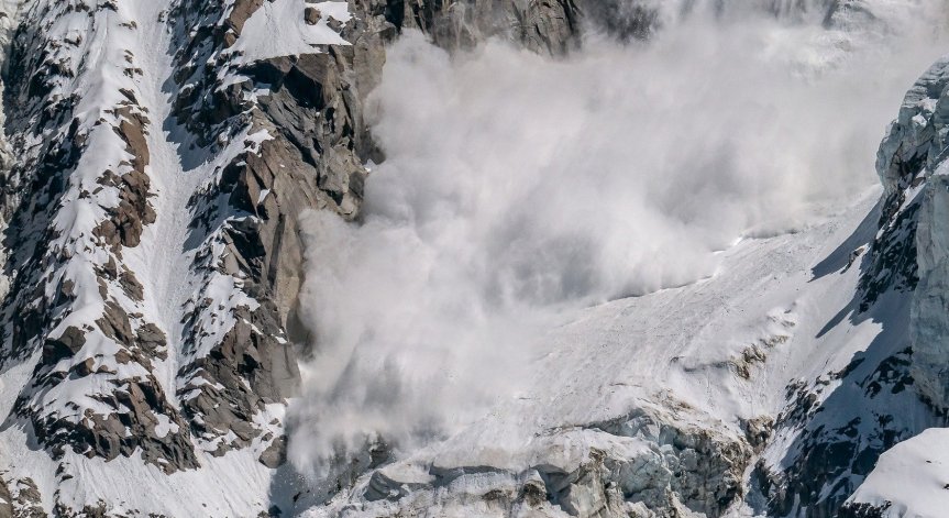 Лавини пометоха и убиха петима скиори в Алпите