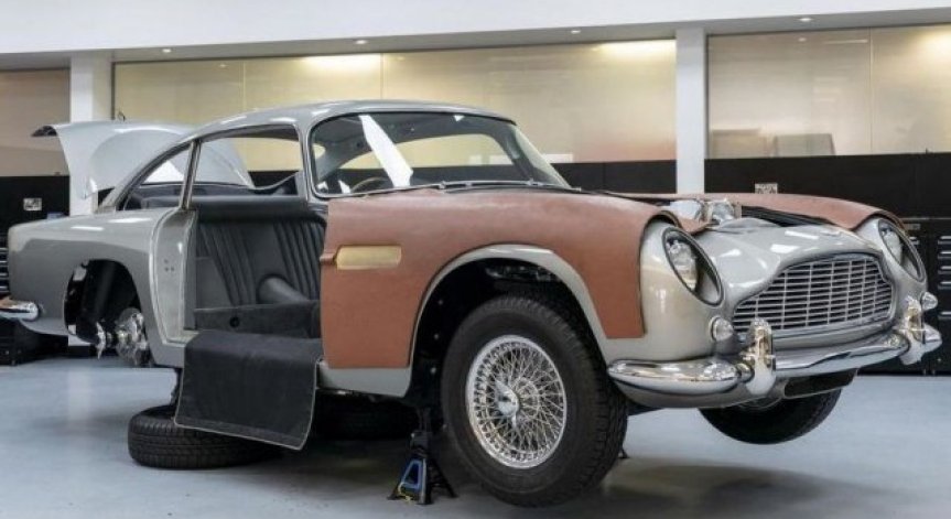 Aston Martin започна производство на кола с картечници и димна завеса