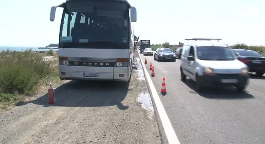 Автобус с израелски туристи пламна край Поморие
